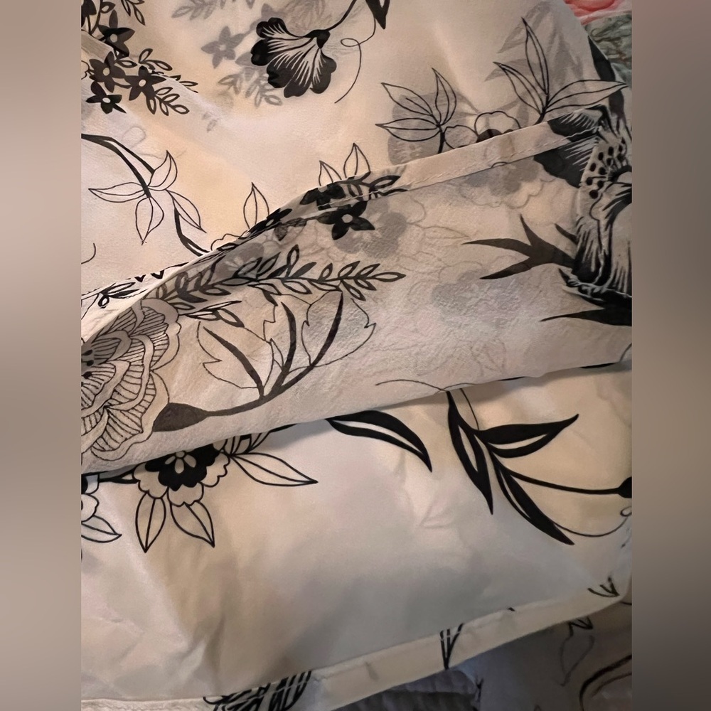 White House Black Market Floral 100% Silk Top - Picture 7 of 7
